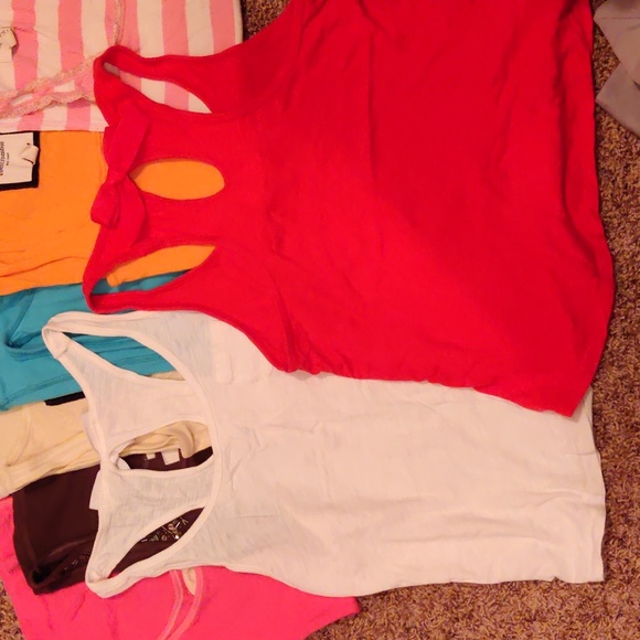 3/$20🎈 Bundle of Abercrombie tanks assorted size - Picture 3 of 3